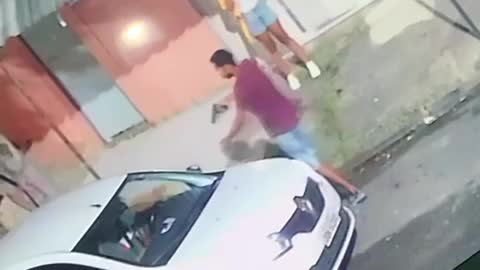 THREE THUGS STOLEN WOMAN WHO WAS AT THE DOOR OF HOUSE AND HUSBAND'S CAR RIO DE JANEIRO BRAZIL