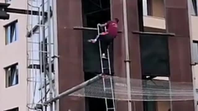 #A COURAGEOUS MAN# CLIMBING THE BUILDING # HAT'S OFF#