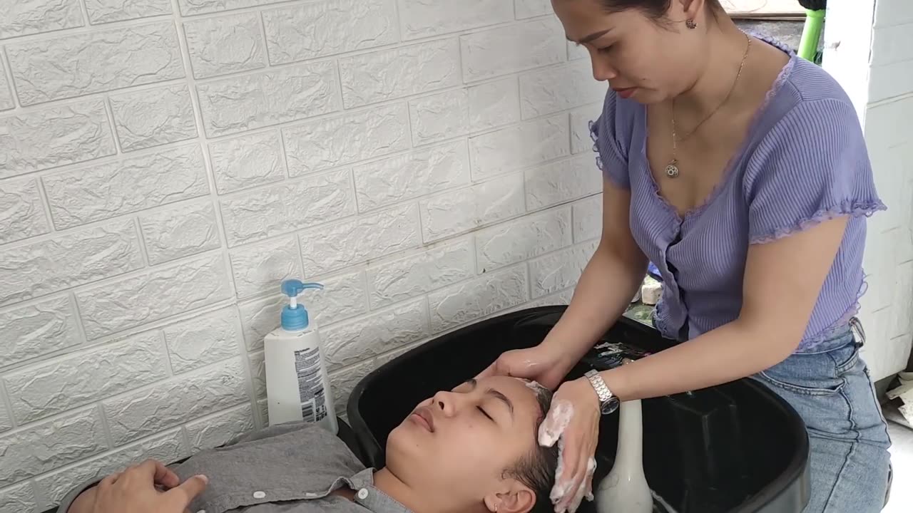 How do young girl in Vietnam wash their hair?