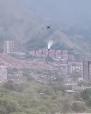 Momento en el que se desprende el Bambi bucket de helicóptero que apoyaba control de incendios