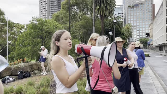 A young girl spoke to Victoria polices