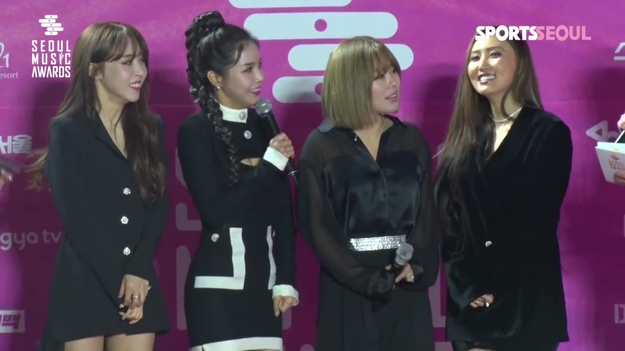 Shivering Cold | Girl (event hosts) | MAMAMOO (마마무, 제28회 서울가요대상 레드카펫 ) | K-pop | Red carpet cold