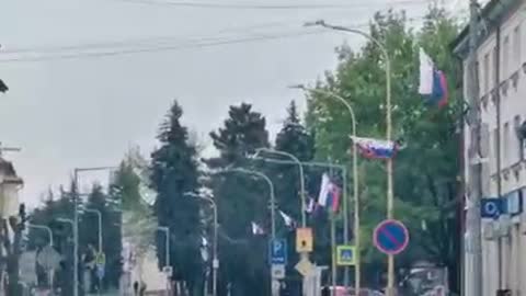 Svidník na slovensku ozdobený pouze slovenskými vlajkami