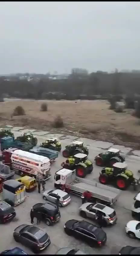 🚨UPDATE: Fourth straight day of the German farmers bringing commerce to a standstill