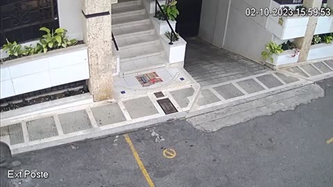 En video quedó registrado cómo ladrones en Bucaramanga acorralaron a un hombre y le roban su bolso