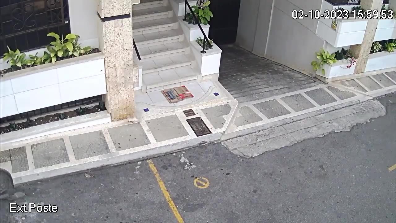 En video quedó registrado cómo ladrones en Bucaramanga acorralaron a un hombre y le roban su bolso