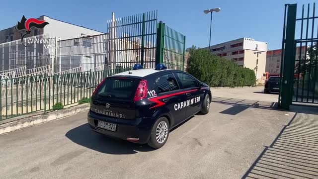 Scampia, la Camorra lo costringe ad abbandonare l’abitazione: arrestate 2 persone