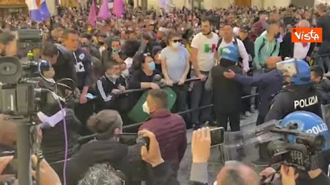 Fed-Up Italian Restaurateurs Protest in Front of Parliament: