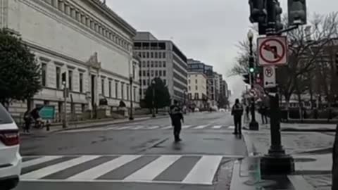 Obummers motorcade arriving at the WH. I think I'm dead,lol🤔🧐🤣🤣(NANCY DREW)