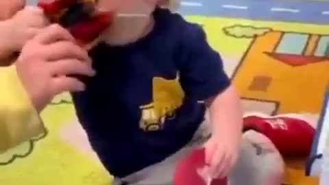 Non possiamo affidare i bambini a persone simili. SVEGLIA!!!