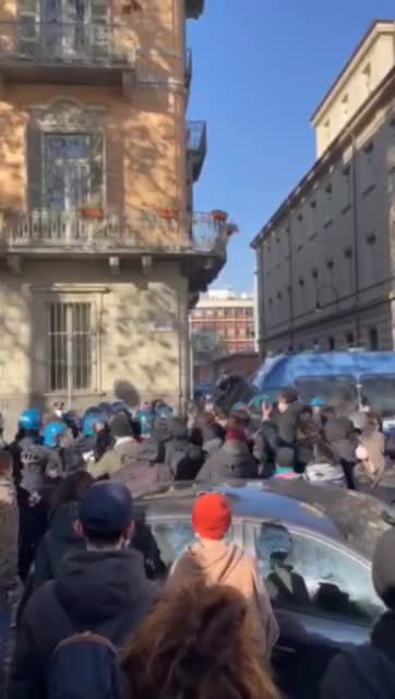 TORINO LA POLIZIA ATTACCA I RAGAZZI CHE PROTESTANO 28/01/2022