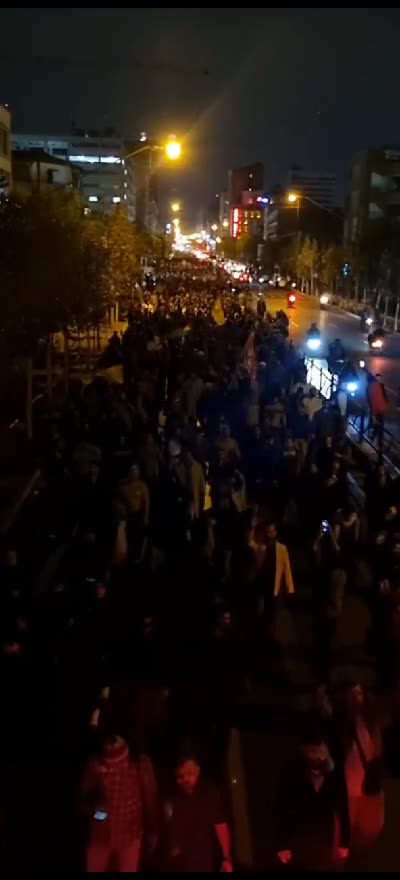 Πλήθος κατευθύνεται προς τη Γαλλική πρεσβεία στην Τεχεράνη