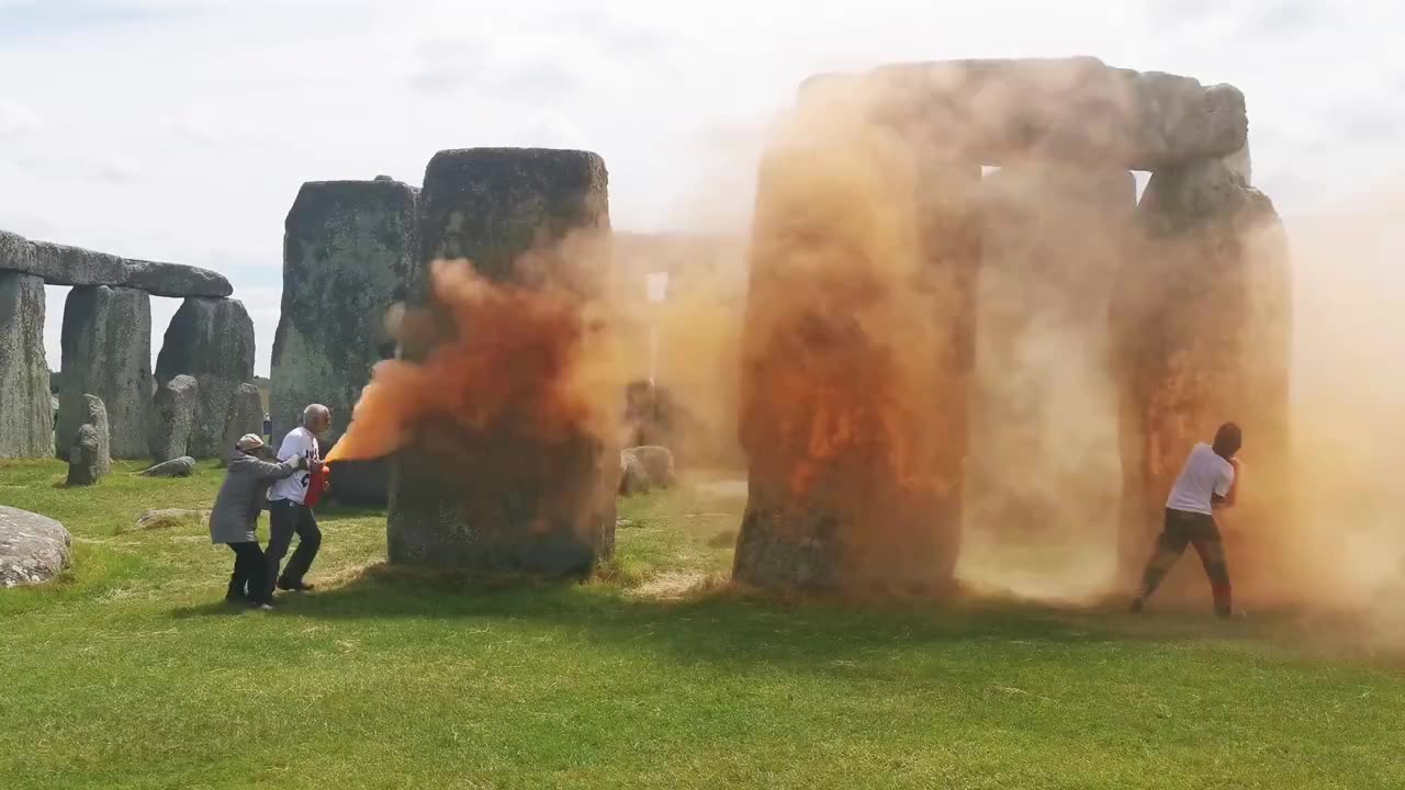 Just Stop Oil Activists Spray Stone Henge Orange.. 🤦♂️