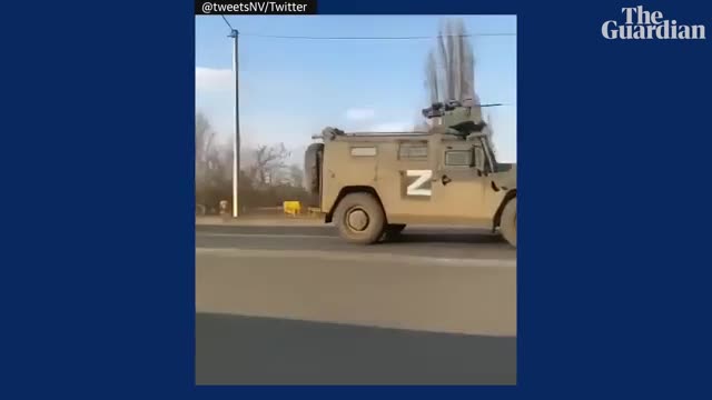 shows Ukrainian ‘tank man’ trying to block Russian military convoy