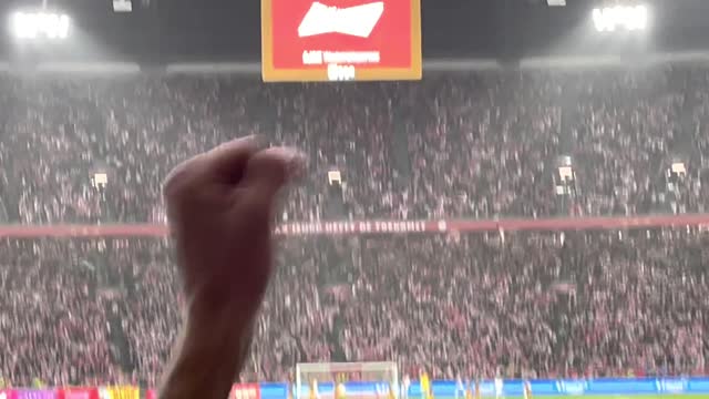 Ajax Amsterdam kampioen ‘21-‘22 F-SIDE che è il nome dei tifosi dell'Ajax ed è anche il settore dello stadio dove sono appunto il settore F dell'ArenA è famosa per essere appunto la squadra degli ebrei di Amsterdam che sono sionisti