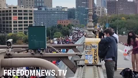 NOW - A LARGE PROTEST AGAINST VACCINE MANDATES IS UNDERWAY IN NEW YORK CITY.