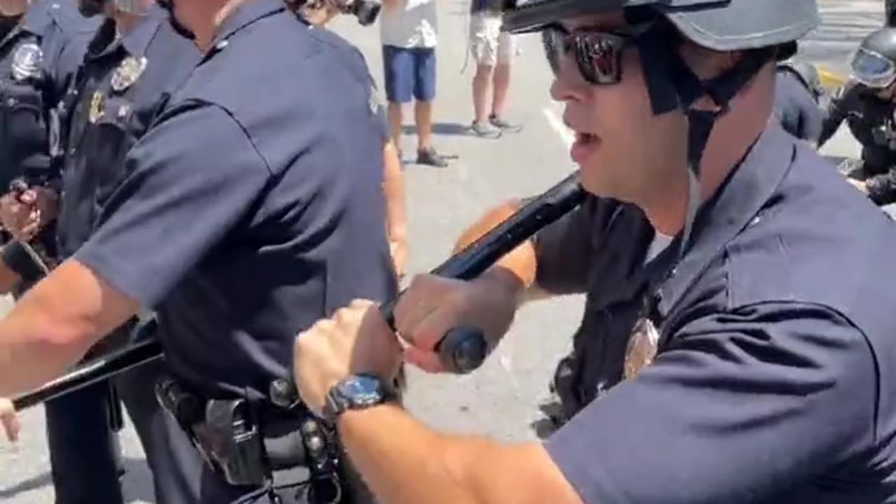 Los Angeles: Cops close in on Antifa intimidating parents protesting the school board