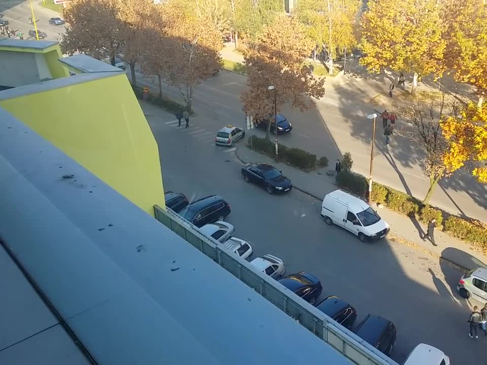 Dama pokušava da napusti parking u Tuzli