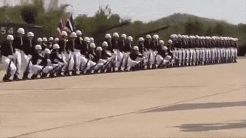 Oddly satisfying execution during soldiers' drill