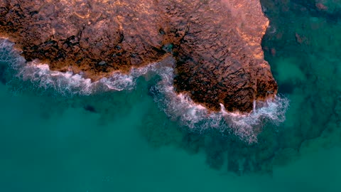 Ondas do mar batendo nas rochas