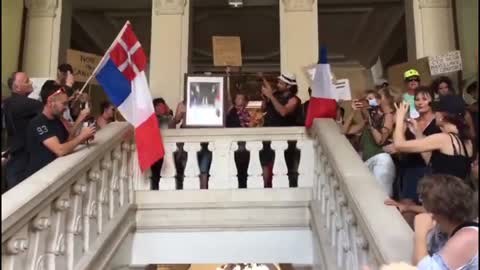 Le portrait de Macron à la mairie de Chambéry