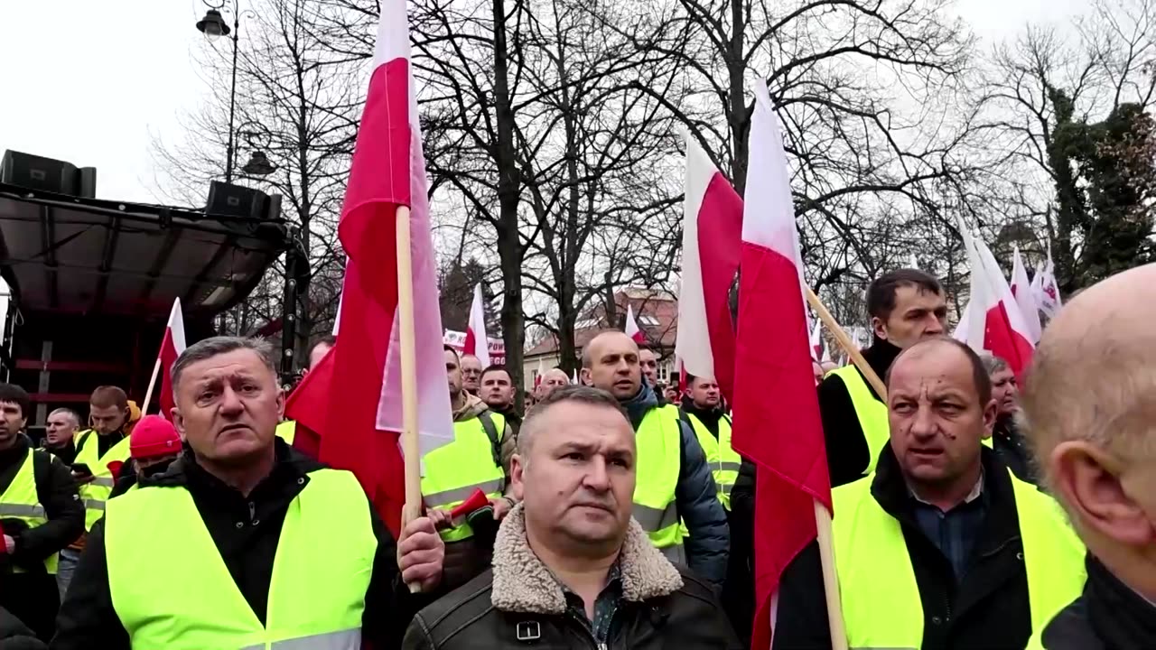 Polish farmers clash with police outside parliament