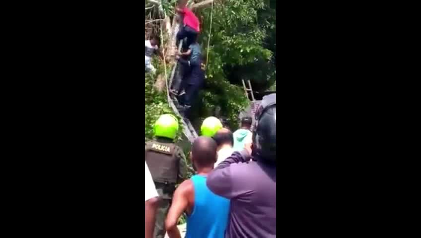 Bombero resultó herido tras rescatar a un hombre de morir