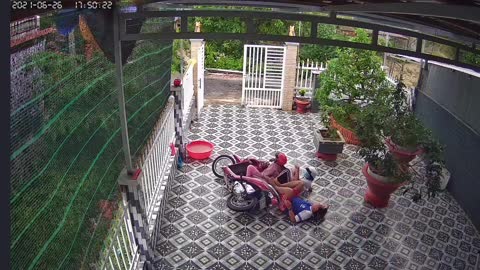 Slippery Floor Makes Entire Family Fall