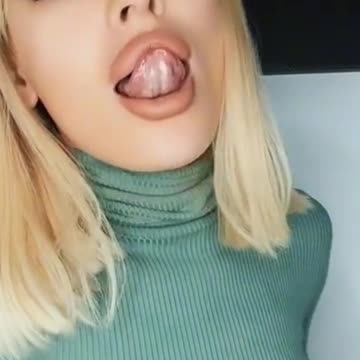 NO BRA MILF IS READY TO LICK 🔥