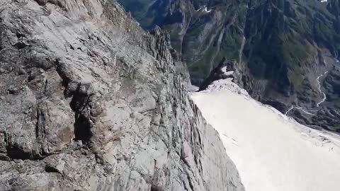 Once in a lifetime flight along the eastern ridge of the Eiger-14