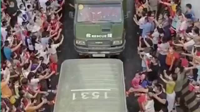 Local people from Chongqing,China, expressing gratitude towards firemen