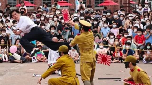 South Koreans beat up "Japanese soldiers" in street performances