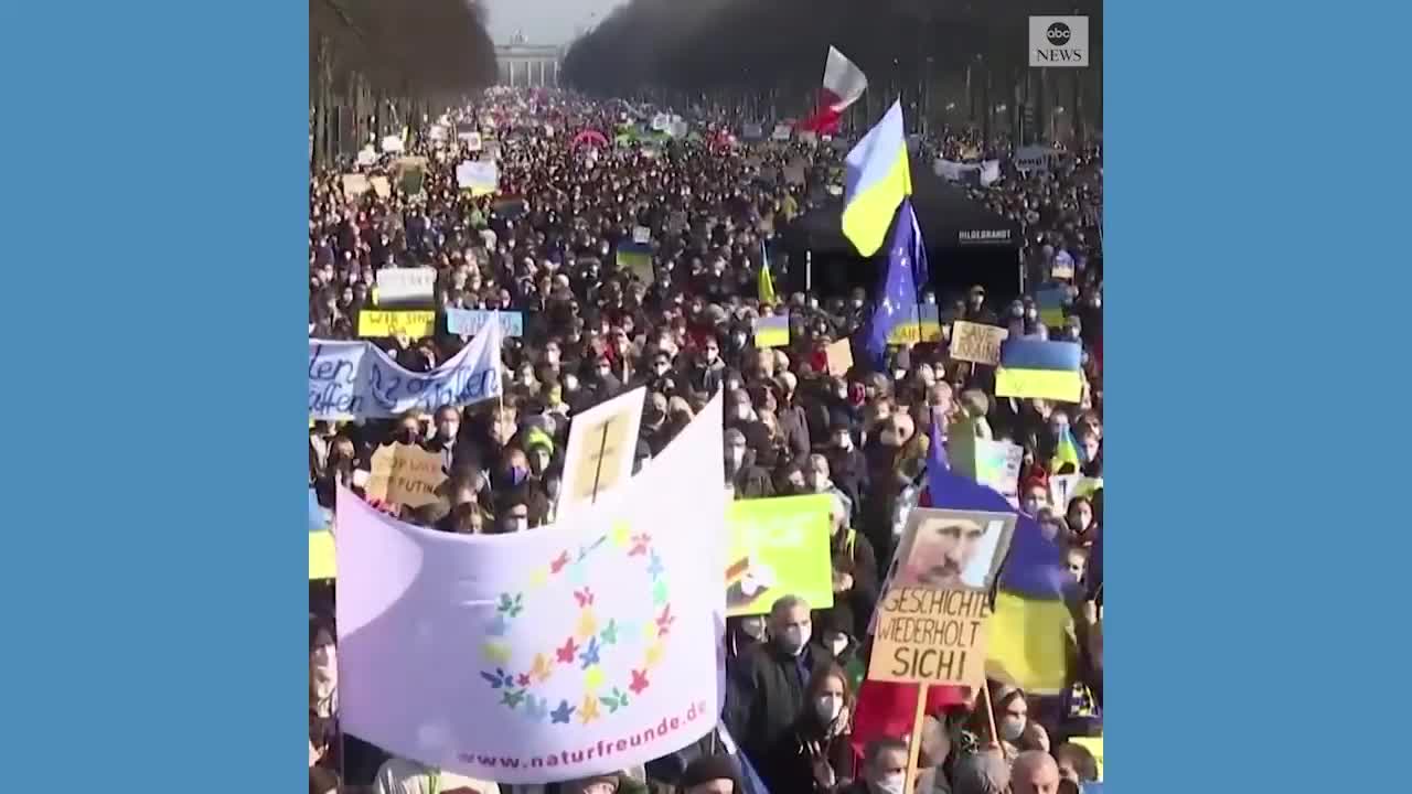 More than 100,000 attend anti-war protest in Berlin