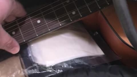 Humidifying a dry guitar