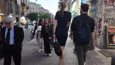 Reactions to an extremely tall woman in Naples, Italy.