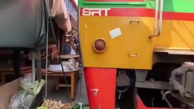 The train that passes through the market