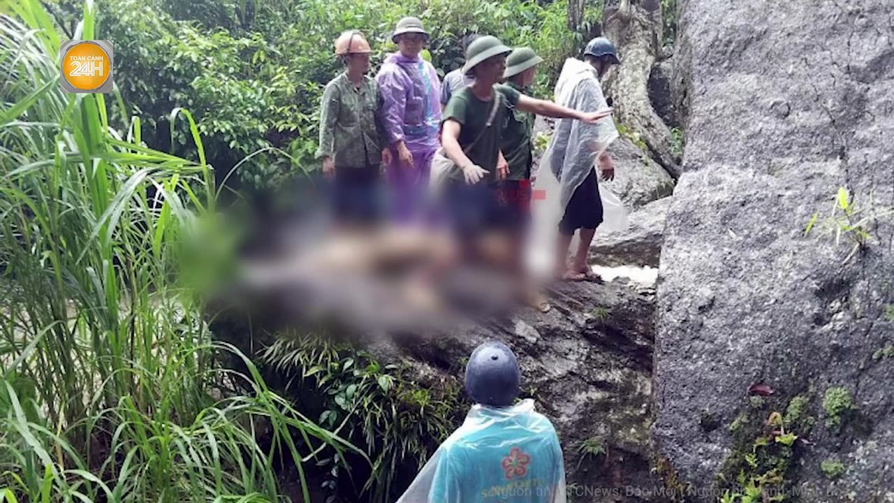 Lũ lụt khủng khiếp Hà Giang_ 2 bố con đi qua cầu bị nước lũ cuốn mất tích