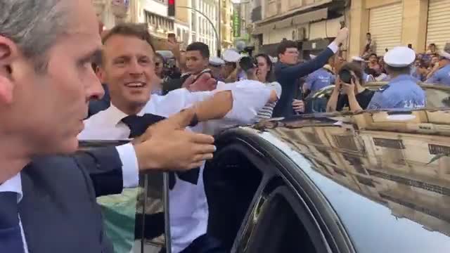 Algeria: "F#ck you Macron" (and he thinks they´re greeting him)
