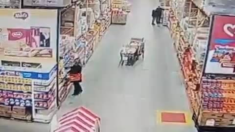 Reazione avversa in diretta al supermercato