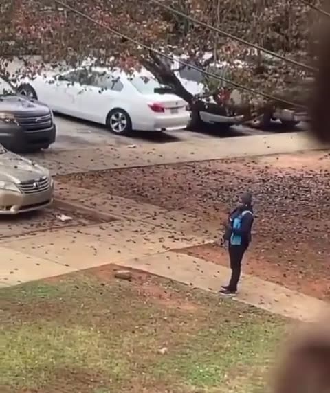 Thieves loot Amazon delivery truck In Atlanta