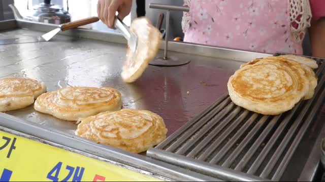 The owner of his own innovative pancakes - unusual street food! Part 1