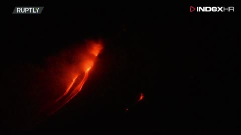 Etna izbacuje lavu