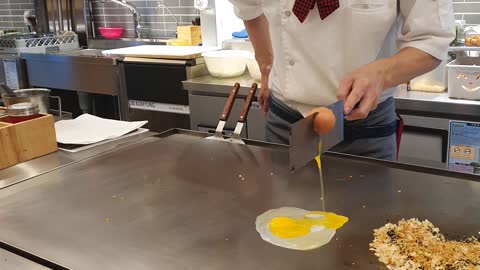 Japanese master chef show off his amazing egg skills on grill!!