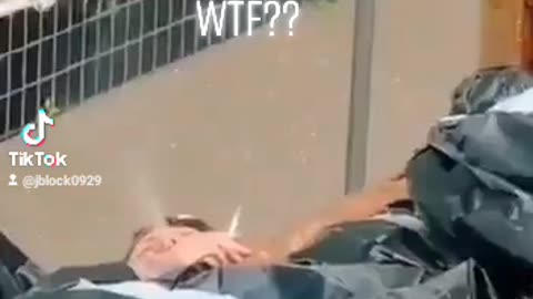 您還在相信政府、媒體所說的話嗎？？“新聞廣報、宣傳的大量確診死亡案例影片裡，假娃娃、演員……“抽煙的假死人”是怎樣！？”