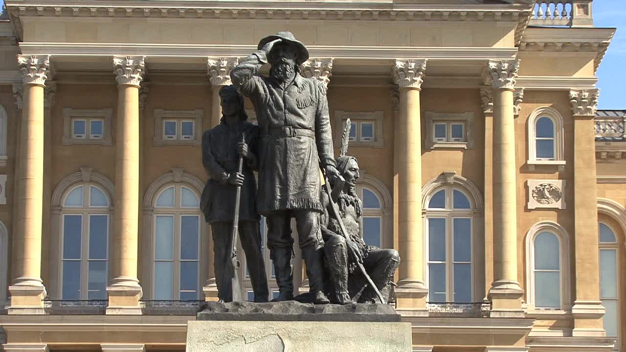 Des Moines Iowa capitol building statue