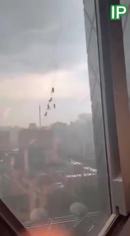 GLASS MAINTENANCE WORKERS IN CHINA TRAPPED HANGING FROM BUILDING.mp4