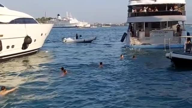 kids swimming to Andrew Tates yacht in Split, Croatia 🇭🇷