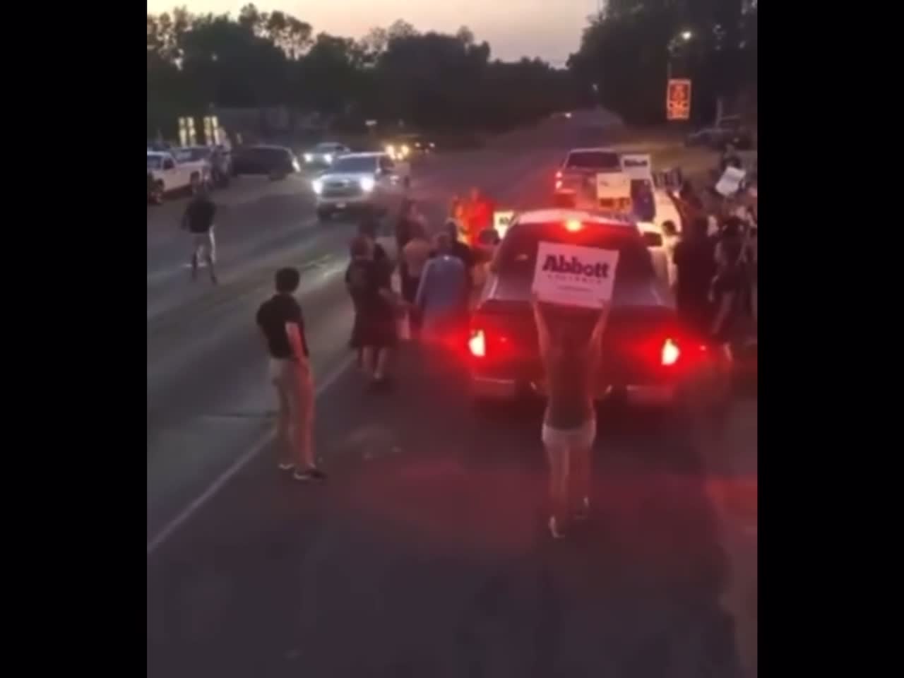 Beto O’Rourke gets run out of Rockdale Texas. I have an expression, “warms my cockles” ❤️