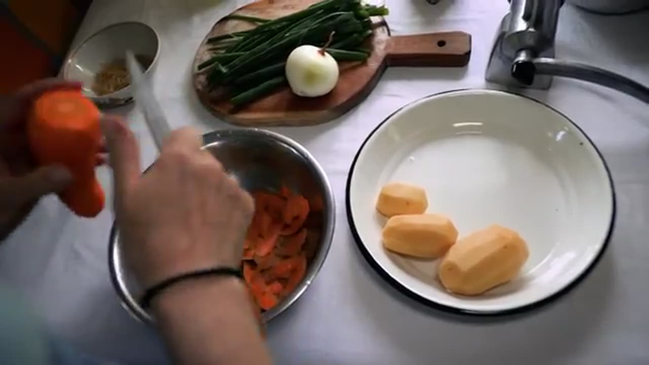 A WOMAN LIVES ALONE IN THE MOUNTAINS! Cooking lunch