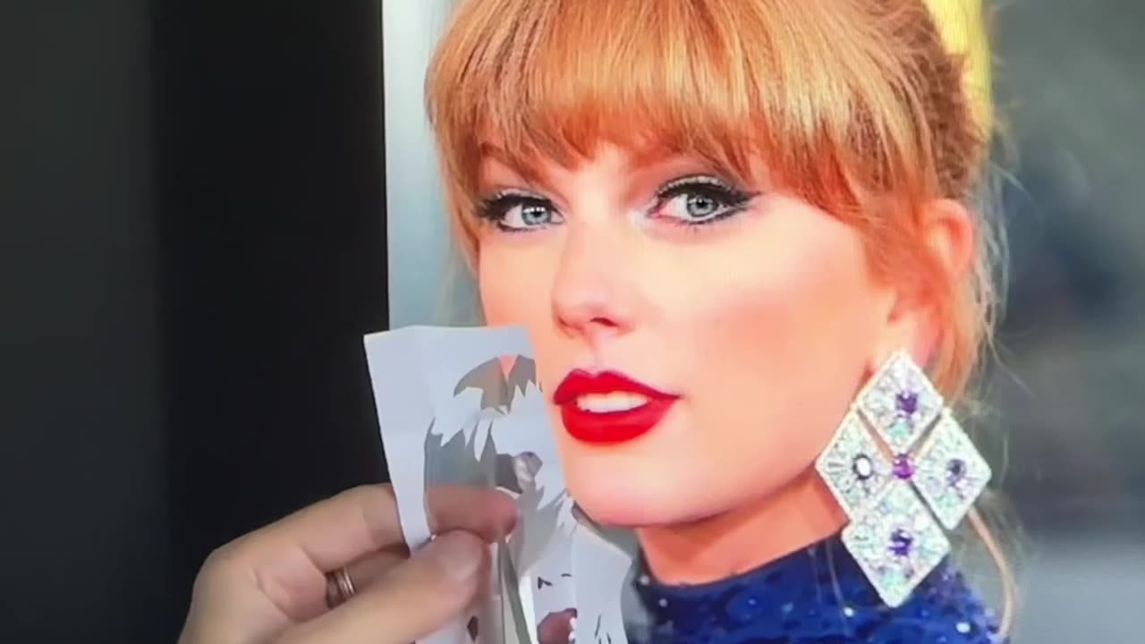 Taylor Swift's Paper Portrait